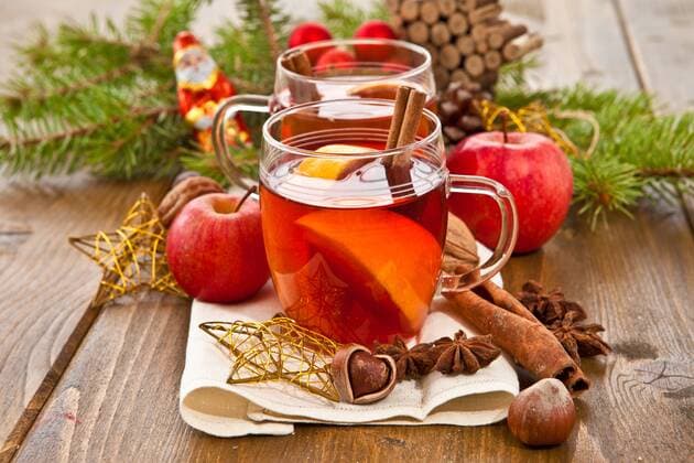 Heisses Getränk zu Weihnachten mit Zimt und Orangen  1079700496