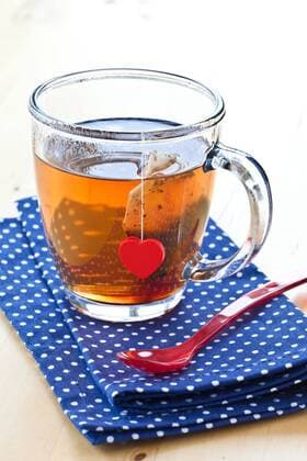 Eine Tasse heisser Tee mit einem rotem Herzen  1079700570