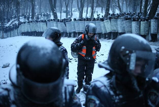 ITAR-TASS: KIEV, UKRAINE. JANUARY 21, 2014. A row of riot police officers at the site of a stand off between riot police and demonstrators in Grushevsky Street. On 16 January 2014 Ukraine s parliament, Verkhovna Rada, adopted tougher security laws, which sparked a new wave of violence in the capital.  Aufmacher RE1367FB