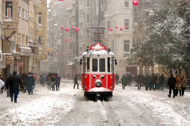 , Strassenbahn im Schnee in Beyoglu am Taksim Square, Tuerkei, Istanbul tram in Beyoglu to Taksim Square, Turkey, Istanbul BLWS242370