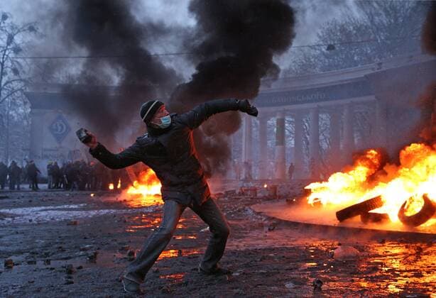 ITAR-TASS: KIEV, UKRAINE. JANUARY 22, 2014. Clashes between riot police and anti-government demonstrators in central Kiev. On 16 January 2014 Ukraine s parliament, Verkhovna Rada, adopted tougher security laws, which sparked a new wave of violence in the capital.  premiumd Aufmacher RE136A22