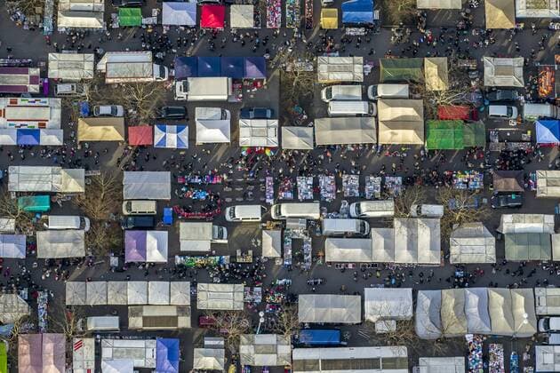sonntäglicher Flohmarkt auf dem Parkplatz der Universität Dortmund, Verkaufsstände, Second-Hand-Markt, fliegende Händler, Luftbild von Dortmund, Ruhrgebiet, Nordrhein-Westfalen !ACHTUNGxMINDESTHONORARx60xEURO!