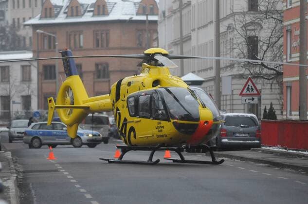 ADAC Rettunghubschrauber Chrisdoph 61 D-HLFR landete am 23.01.14 gegen 11:30 uhr in Leipzig-Schleussig auf der Kanal Brücke Industriestrasse zu einem Notarzteinsatz. Der Eurocopter EC 135 ist im Luftrettungszentrum Dölzig in Schkeuditz- Dölzig Stationiert und ist ständig in Einsatzbereitschaft. Photo.:Stefan Nöbel-Heise