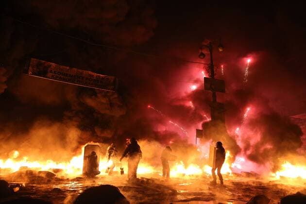 ITAR-TASS: KIEV, UKRAINE. JANUARY 25, 2014. Anti-government demonstrators throw fireworks at policel during riots in Kiev. On 16 January 2014 Ukraine s parliament, Verkhovna Rada, adopted tougher security laws, which sparked a new wave of violence in the capital.  premiumd Aufmacher RE136DB3