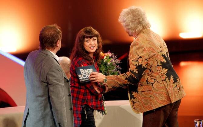 24.01.2014, Berlin,RTL Show, Back to School- Gottschalks großes Klassentreffen, 2. Aufzeichnung mit Heiner Lauterbach und Uwe Ochsenknecht Bild: Uschi Obermaier, ehemaliges Fotomodell wird von Thomas Gottschalk verabschiedet RTL Aufzeichnung- Back to School- Gottschalks großes Klassentreffen