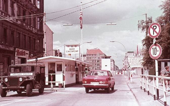 Berliner Mauer DEU, Berlin,ca.1984, Berliner Mauer in Berlin, Grenzübergang, checkpoint, Militärpolizei; Militär;