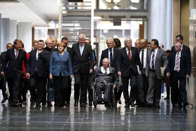 Die CDU CSU-Verhandlungsgruppe um Bundeskanzlerin Angela Merkel und Horst Seehofer (CSU) ist am Donnerstag (10.10.2013) in Berlin auf dem Weg zu Sondierungsgespraechen mit den Gruenen .v.li.: Ronald Pofalla, Hermann Gröhe, Volker Kauder, Angela Merkel, Horst Seehofer, Alexander Dobrindt, Wolfgang Schäuble, Peter Ramsauer, Volker Bouffier, Hans Peter Friedrich