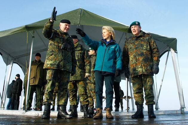v.li. Oberst Dieter Uwe Sladeczek (Ausbilder im Gefechtsübungszentrum Heer in Letzlingen),Bundesverteitigungsministerin Ursula von der Leyen (CDU),Generalleutnant Bruno Kasdorf (Inspekteur des Heeres) - Die Ministerin informiert sich bei einer Gefechtsübung der Panzergrenadierbrigade 41 Vorpommern aus Torgelow über aktuelle Themen des Heeres und die Leistungsfähigkeit des Gefechtsübungszentrum des Heeres in Letzlingen - Fotografiert am 28.01.2014