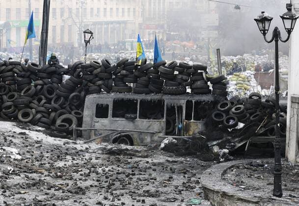 ITAR-TASS: KIEV, UKRAINE. JANUARY 28, 2014. A barricade of tyres on Grushevsky Street during anti-government unrest in Kiev.  Aufmacher RE1372A8