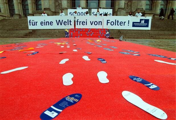 Ein Schritt für eine Welt frei von Folter Ein Schritt für eine Welt frei von Folter Fußabdrücke mit Unterschriften gegen Folter, Aktion von amnesty international (ai) gegen Folter in der Welt, anl. des Internationalen Tag für die Opfer von Folter, vor dem Reichstag in Berlin, DEU, Berlin-Tiergarten, 10.12.2001;