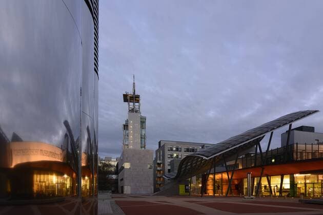 Architektur von Hans Hollein Landesmuseum Niederösterreich und Klangturm, Spiegelung an Lüftungsschacht in St. Pölten, Mostviertel, Niederösterreich, Österreich