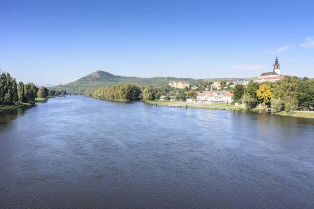 Labe (Elbe) und Blick zum Dom St. Stephan in Litomerice (Leitmeritz), , Ustecky kraj (Aussiger Region), Tschechien
