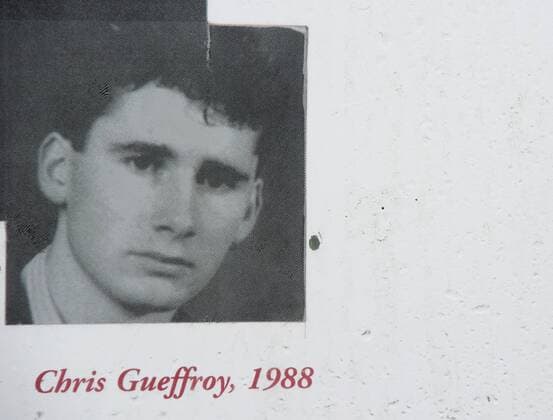 Gedenktafel für den letzten Mauertoten Chris Gueffroy an der Brücke über den Britzer Verbindungskanal in Berlin am 28.01.2014. Vor 25 Jahren, am 05.02.1989, wurde der 20-jährige Chris Gueffroy beim Fluchtversuch am Britzer Verbindungskanal in Berlin zwischen den Stadtteilen Treptow und Neukölln von Grenzsoldaten erschossen. Über die Anzahl der Todesopfer an der ehemaligen DDR-Grenze gibt es unterschiedliche Angaben. Nach Erkenntnissen des staatlich geförderten Forschungsprojekts am Zentrum für Zeithistorische Forschung (ZZF) gab es mindestens 138 Maueropfer, darunter 98 DDR-Flüchtlinge. Die Arbeitsgemeinschaft 13. August, Betreiberin des Mauermuseums am Checkpoint Charlie, ging 2009 von 245 Maueropfern aus. Die Mauertoten haben wesentlich zum Ende der DDR beigetragen. 1990 setzte sich die Mutter von Chris Gueffroy, Karin Gueffroy, für die Bestrafung der Täter ein. Nicht nur Schützen, auc epd EDITORIAL USE ONLY