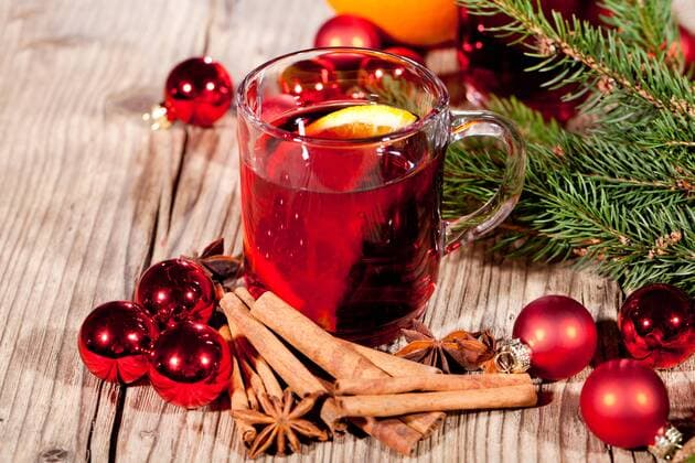 heisser aromatischer glühwein punsch mit orangen und zimt weihnachten winter advent