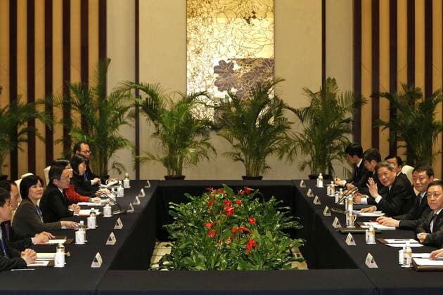 (140211) -- NANJING, Feb. 11, 2014 (Xinhua) -- Zhang Zhijun (3rd R), head of the State Council Taiwan Affairs Office, meets with Wang Yu-chi (4th L), Taiwan s mainland affairs chief, in Nanjing, capital of east China s Jiangsu Province, Feb. 11, 2014. The Chinese mainland and Taiwan s chief officials in charge of cross-Strait affairs met here on Feb. 11 afternoon for the first time since 1949. (Xinhua Shen Bohan) (lfj) (FOCUS)CHINA-NANJING-WANG YU-CHI-MAINLAND VISIT (CN) 