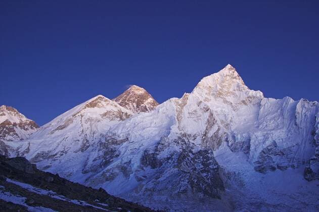 Mount Everest (hoechster Berg der Erde) und Nuptse im Mondlicht. Vom Kala Patthar, Nepal, Himalaya, Khumbu Himal view from Kala Patthar to Mount Everest and Nuptse, Nepal, Himalaya, Khumbu Himal BLWS357968