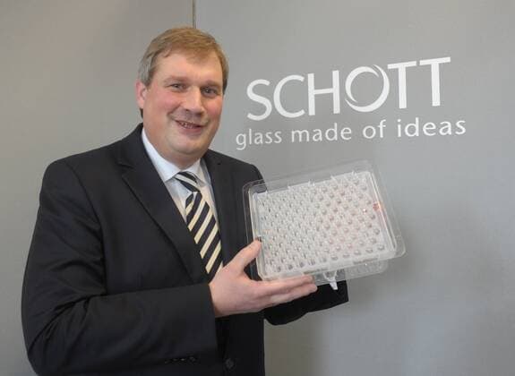 Deutschland, Mainz, 18.02.2014 Dr. Frank HEINRICHT, Vorstandsvorsitzender der Schott AG , mit dem patentierten System für abfüllfertige Pharmafläschchen