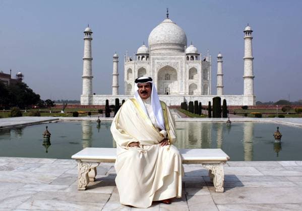 (140220) -- AGRA, Feb. 20, 2014 (Xinhua) -- Bahraini King Hamad bin Isa Al Khalifa poses for photos in front of the majestic Taj Mahal in Agra, India, Feb. 20, 2014. (Xinhua)(ctt) INDIA-AGRA-BAHRAIN-KING-VISIT 