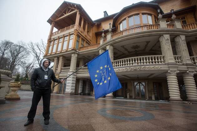 Residence abandoned by Viktor Yanukovych The Mezhyhir a residence abandoned by President of Ukraine Viktor Yanukovych and opens for people on February 24, 2014 in Novi Petrivtsi, Kyiv region, Ukraine. EN 01118106 0022 