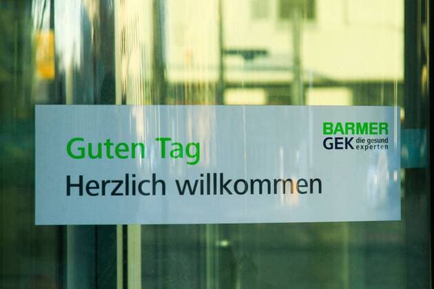 Schriftzug Guten Tag Herzlich willkommen Barmer GEK an einer Filiale in Magdeburg - die zweitgrößte deutsche Krankenkasse, Barmer GEK will mittelfristig 3500 Stellen abbauen - Fotografiert am 25.02.2014
