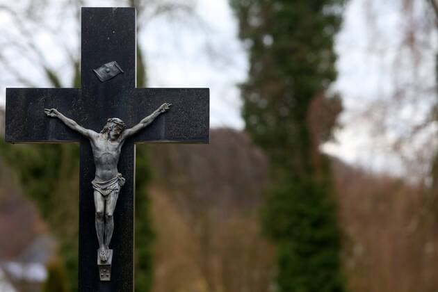 Ein Kreuz mit einer gekreuzigten Jesus-Figur steht auf einem Friedhof in der nähe von Lindlar ( Rheinland ) Symbolbild Totensonntag