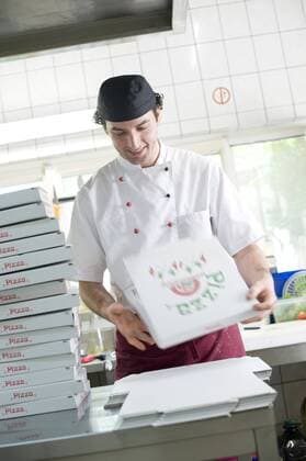  Pizzabäcker faltet einen Pizzakarton, München, Oberbayern, Bayern, Deutschland, Europa ibldwb03836134.jpg