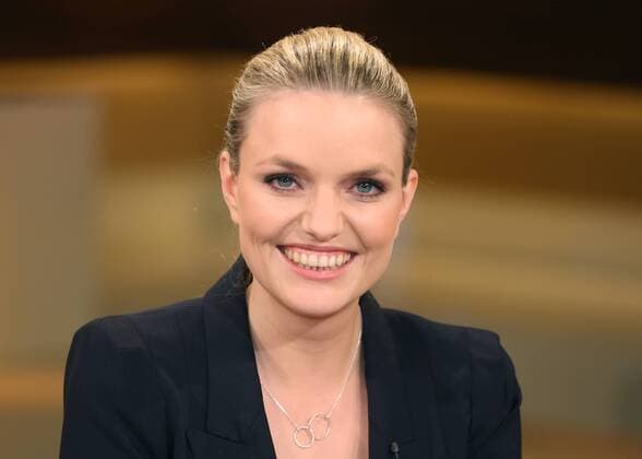 Dr. Sarah Tacke (Journalistin) in der ARD-Talkshow ANNE WILL am 26.02.2014 in Berlin Thema der Sendung: Im Visier der Staatsanwälte - Wie gerecht ist der Wulff-Prozess?