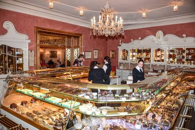 Kaffeehaus Zauner Bad Ischl. Dieses Bild zeigt die Torten- und Kuchentheke des k & k Kaffeehauses Zauner in Bad Ischl, in dem Kaiser Franz Josef I während seiner Regierungszeit und während seiner Sommeraufenthalte stets zu Besuch war. 2014 - k & K Kaffeehaus Zauner Bad Ischl - Torten- und Kuchentheke