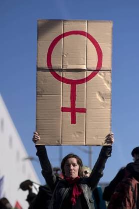 Internationaler Frauentag 8. März DEU, Deutschland, Germany, Berlin, 08.03.2014 Frau mit Plakat biologisches Zeichen Symbol Frau auf dem Internationalen Frauentag unter dem Motto Still loving Feminism, Frauenkampftag 2014 am 8. März in Berlin. Die Demonstration fordert die Gleichberechtigung und mehr Rechte von Frauen, die sexuelle Selbstbestimmung und protestiert gegen sexuelle Gewalt an Frauen. Der Frauentag wurde auf Anregung der deutschen Sozialdemokratin ClaraZetkin erstmals am 19. März 1911 in Deutschland und in Nachbarländern organisiert. Seit 1921 wird der Frauentag jährlich am 8. März gefeiert. Participants at the ralley of the International Woman s Day under the slogan Still loving Feminism in Berlin, Germany.