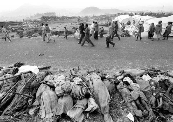 ZAIRE : Hunderttausende Hutu sind vor dem Buergerkrieg in Ruanda nach Goma geflohen und lösen dort eine Choleraepidemie aus : Leichen sind am Rande einer Strasse gestapelt . ZAIRE : Hundreds of thousands of Hutu have fled from the civil war in Rwanda to Goma and caused a cholera epidemic there : dead bodies are piled along a road . 22.07.1994