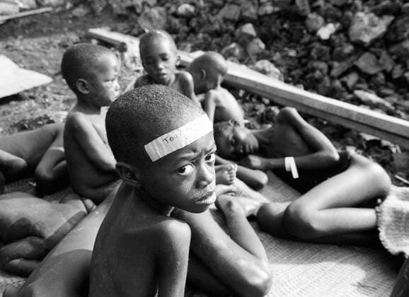 ZAIRE : Hunderttausende Hutu sind vor dem Buergerkrieg in Ruanda nach Goma geflohen und lösen dort eine Choleraepidemie aus : Kinder in einem Auffanglager . ZAIRE : Hundreds of thousands of Hutu have fled from the civil war in Rwanda to Goma and caused a cholera epidemic there : children in a make-shift camp . 23.07.1994