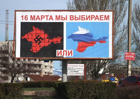 ITAR-TASS: SEVASTOPOL, UKRAINE. MARCH 10, 2014. A hoarding promoting the upcoming referendum on the political status of Crimea, in Sevastopol, Crimea. (ITAR-TASS Photo Stanislav Krasilnikov)  RE13C48D