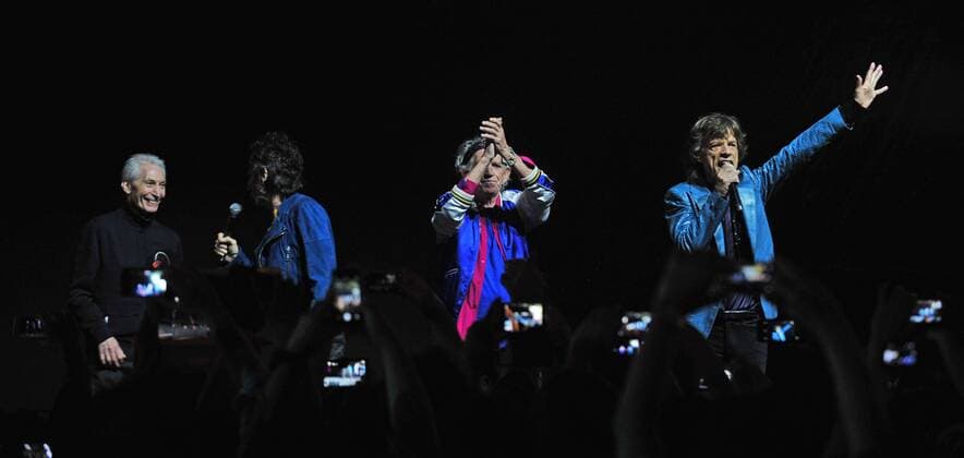 (140315) -- SINGAPORE, March 15, 2014 (Xinhua) -- The lead singer of British rock band The Rolling Stones Mick Jagger (1st R) performs with his band at Singapore s Marina Bay Sands Expo and Convention Centre, March 15, 2014. The Rolling Stones held a sole concert in Singapore on Saturday. (Xinhua Then Chih Wey)(zjl) SINGAPORE-THE ROLLING STONES-CONCERT 