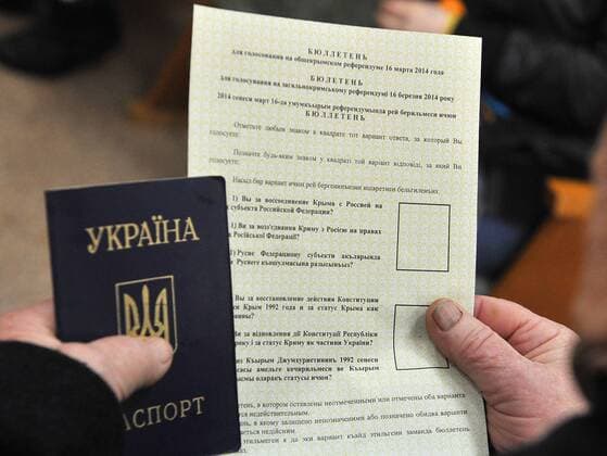 ITAR-TASS: SIMFEROPOL, CRIMEA, UKRAINE. MARCH 16, 2014. Voter holds a Ukrainian passport and a ballot paper at a polling station in Simferopol during the All-Crimea referendum on its status. People in the Autonomous Republic of Crimea have to choose whether they want to join Russia or to remain part of Ukraine.  Aufmacher premiumd 20182262