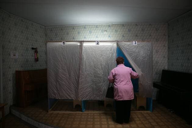 Referendum starts in Crimea. People vote in Simferopol and other parts of Crimean Peninsula, . Sunday, 16th March 2014. Picture by Daniel Leal-Olivas i-Images DanielxLeal-Olivas  IIM-1784-0010