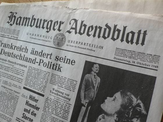 Feature Symbol: Hamburger Abendblatt , Erstausgabe 02 14 sepo Zeitung Tageszeitung Erstausgabe erste Ausgabe Axel Springer Hamburg 14. Oktober 1948 german newspaper quer
