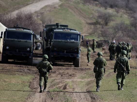ITAR-TASS: PEREVALNOYE, CRIMEA. MARCH 19, 2014. Armed Crimean self defense soldiers guarding a Ukrainian military compound in Perevalnoye.  Highlight RE13D3C2