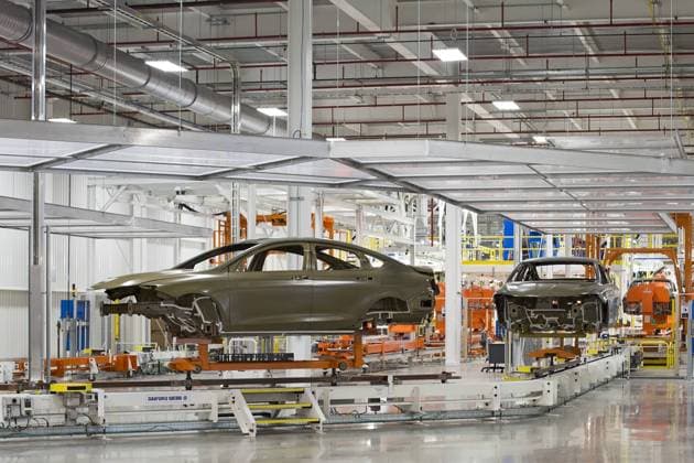 Karosserien bewegen sich entlang eines Förderbandes in der Lackiererei, Chrysler Sterling Heights Assembly Plant, wo der Chrysler 200 hergestellt wird, Sterling Heights, Michigan, USA, Nordamerika iblwes03866699.jpg