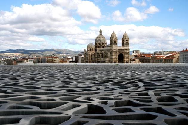 Das Museum der Zivilisationen Europas und des Mittelmeers in Marseille ( französisch: Musee des Civilisations de l Europe et de la Mediterranee, kurz: MuCEM ), im Vordergrund, wurde im Zuge Marseilles als Kulturhauptstadt Europas 2013 eröffnet. Das Museum wurde vom Architekten Rudy Ricciotti errichtet. Im Hintergrund ist die Kathedrale von Marseille zu sehen MuCEM in Marseille