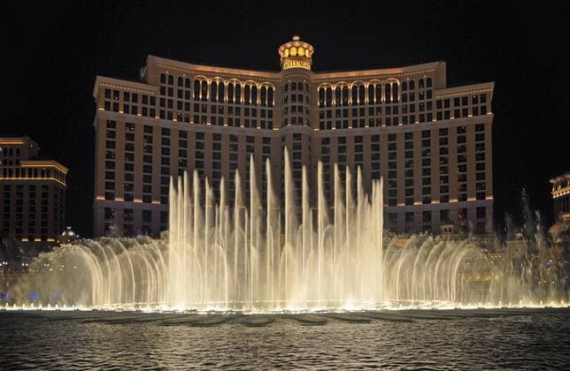 Bellagio Hotel und Casino mit einer Springbrunnenfontänen-Show bei Nacht, Las Vegas, Nevada, USA, Nordamerika iblkaz03868723.jpg