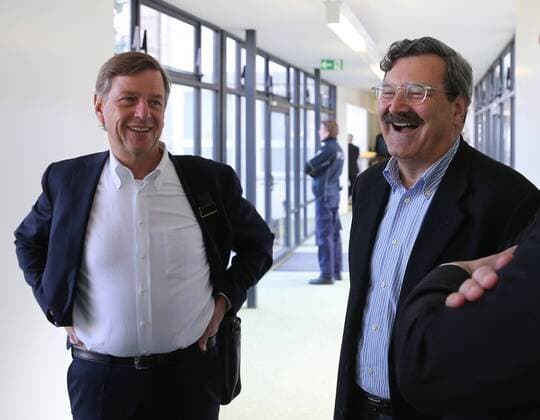 BUNDESVERFASSUNGSGERICHT (BVG) 1. SENAT, 25.03.2014, KARLSRUHE - Der Erste Senat des Bundesverfassungsgerichts verkündet heute das Urteil in Sachen ZDF-Staatsvertrag . Heute-Journal Moderator Claus Kleber (L) und Ex-ZDF Chefredakteur Nikolaus Brender lachen im Foyer des Bundesverfassungsgerichts.