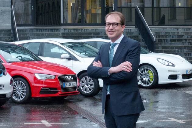 2014.03.25 wpBerlin: Bundesverkehrsminister Alexander DOBRINDT, CSU, gleichfalls zuständig für digitale Belange, war der Adressat einer Präsentation von Elektroautos aus deutscher Produktion, die der Verband der Automobilindustrie ( VDA ) ihm auf den Parkplatz vor das Ministerium in Mitte stellte; das Foto zeigt den ehemaligen CSU-Generalsekretär vor Modellen von BMW, Audi,m Ford und Porsche Verkehrsminister DOBRINDT unter Strom
