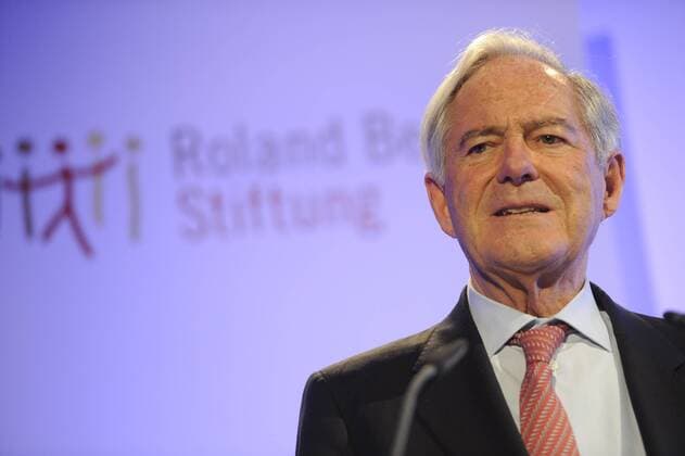 Der deutsche Unternehmer Roland Berger begrüßt am Donnerstag (27.3.2014) neue Stipendiaten für seine Roland-Berger-Stiftung im Saarbrücker Schloß.