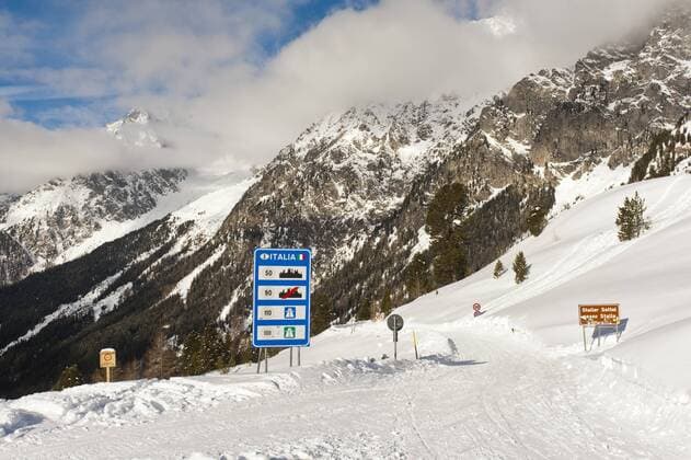 Verschneiter Gebirgspass Staller Sattel, Passo Stalle, Verkehrsschilder, Rasen-Antholz, Rasun Anterselva, Antholzer Tal, Grenze mit Österreich, Naturpark Rieserferner-Ahrn, Rieserfernergruppe, Hohe Tauern, Trentino-Südtirol, Italien, Europa ibxsau03873187.jpg