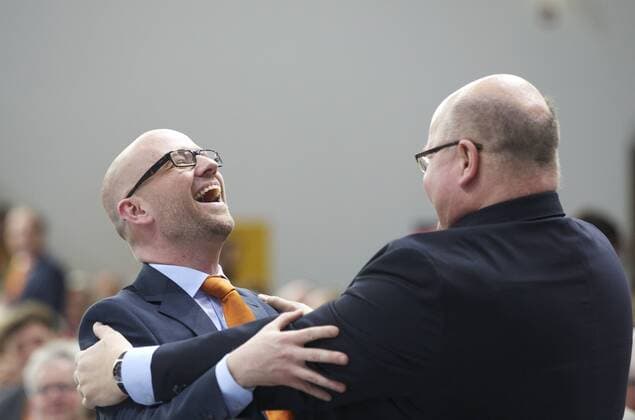 Berlin, den 05.04.2014 26. Parteitag der CDU Deutschlands Foto: Kanzleramtsminister Peter Altmaier, rechts, gratuliert Peter Tauber zu seiner Wahl zum neuen CDU-Generalsekretär.