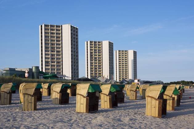 Architektur von Arne Jacobsen Strand von Burgtiefe im Abendlicht, Insel Fehmarn, Ostsee, Kreis Ostholstein, Schleswig-Holstein, Deutschland, Europa  1067402411
