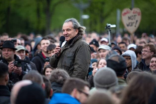 Erneut protestieren mehr als 500 Menschen unter dem Motto: Aufruf zum friedlichen Widerstand! Für Frieden! In Europa! Auf der Welt! Für eine ehrliche Presse! Gegen die tödliche Politik der Federal Reserve (einer privaten Bank)! vor dem Brandenburger Tor in Berlin. Unter dem Label Friedensbewegung 2.0 protestieren verschiedenste Verschwörungstheoretiker, Rechte und Populisten regelmäßig gegen die Politik von EU, USA und Nato sowie gegen das Finanzkapital. Der umstrittene selbsternannte Erfolgsautor Andreas Popp spricht zu den Demonstranten. Protest Populisten und Verschwörungstheoretiker