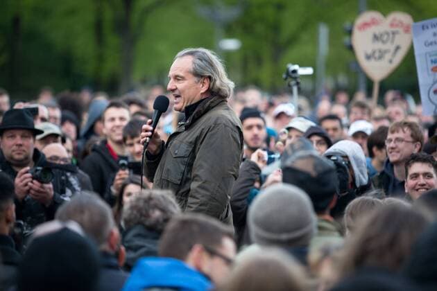 Erneut protestieren mehr als 500 Menschen unter dem Motto: Aufruf zum friedlichen Widerstand! Für Frieden! In Europa! Auf der Welt! Für eine ehrliche Presse! Gegen die tödliche Politik der Federal Reserve (einer privaten Bank)! vor dem Brandenburger Tor in Berlin. Unter dem Label Friedensbewegung 2.0 protestieren verschiedenste Verschwörungstheoretiker, Rechte und Populisten regelmäßig gegen die Politik von EU, USA und Nato sowie gegen das Finanzkapital. Der umstrittene selbsternannte Erfolgsautor Andreas Popp spricht zu den Demonstranten. Protest Populisten und Verschwörungstheoretiker