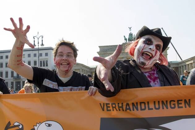 Bruno Kramm und Mitglieder der Piratenpartei protestieren mit einem Zombie-Walk gegen den Vertragsentwurf des Transatlantischen Freihandelsabkommens TTIP. Startpunkt ist der Pariser Platz am Brandenburger Tor. Berlin, 19.04.2014