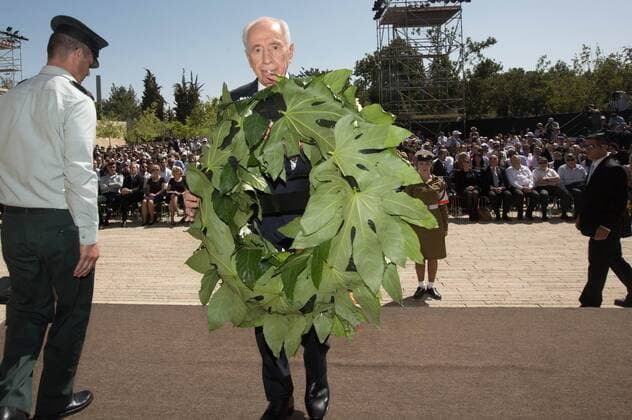 Israeli President Shimon Peres lays a wreath to commemorate the Jewish victims of the Nazi regime during the Holocaust Remembrance Day at the Yad Vashem Holocaust memorial in Jerusalem on April 28, 2014.  JERX20140428103